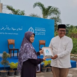 Penyerahan cinderamata dari Ayatuna kepada PBA Unida Gontor