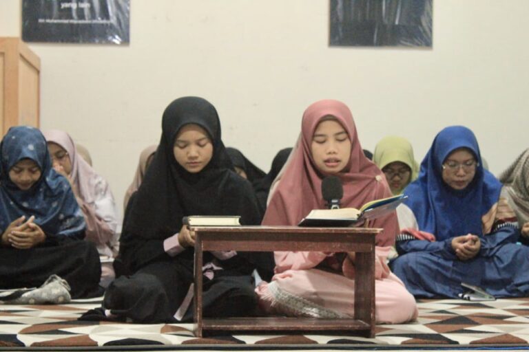 Najma Aghnia dan Durryna Laila Felicitia Telah Mengkhatamkan Hafalan Al-Quran