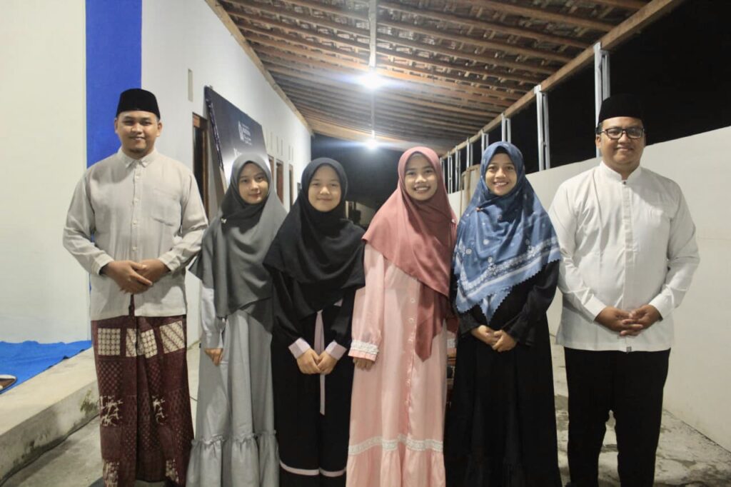 Pimpinan Pondok, Direktur Quran Academy, beserta kedua khatimah berpose bersama.